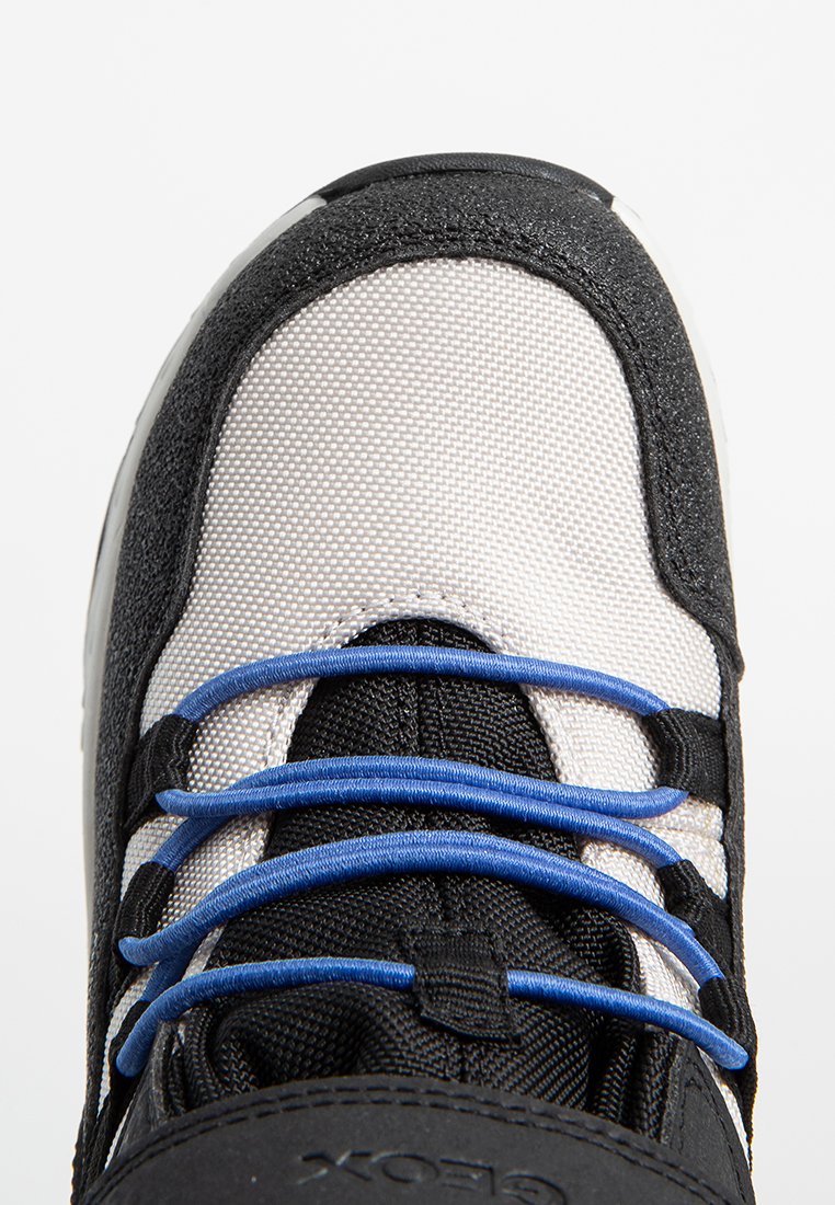 Schwarze und graue Sneaker mit einem strukturierten Textil-Obermaterial, blauen Schnürsenkeln und einer soliden schwarzen Zehenkappe. Sie verfügen über eine gepolsterte schwarze Zunge und Branding.