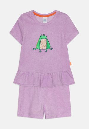 Fialový bavlnený dvojdielny outfit obsahujúci krátky rukáv top s motívom žaby a volánovým lemom, skombinovaný s vyhovujúcimi šortkami.