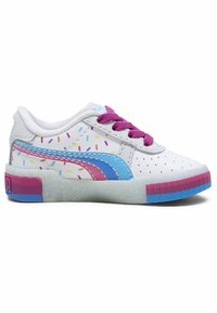 Valkoiset lenkkarit, joissa on värikkäitä strösseli-kuvioita, vaaleanpunaiset nauhat, sinisiä ja vaaleanpunaisia yksityiskohtia sekä paksu, läpinäkyvä kimalteleva pohja.