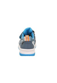 Blaue und graue Turnschuhe mit einer strukturierten Oberseite, gepolstertem Kragen, verstellbarem Riemen und weißer Sohle mit blauen Akzenten. Orangefarbene Details an der Ferse.