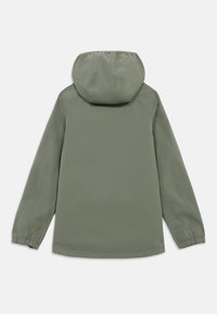 Ελαιόχρωμο μπουφάν με κουκούλα, μακριά μανίκια, ελαστικές μανσέτες και λεία, ματ υφή. Απλός σχεδιασμός χωρίς ορατό υλικό ή μοτίβα.