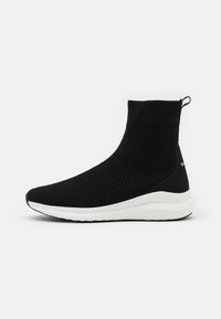 Schwarzer Knöchelsneaker aus Strick mit sockenähnlichem Design, weißer texturierter Zwischensohle und einer Schlaufe an der Ferse für ein einfaches An- und Ausziehen.