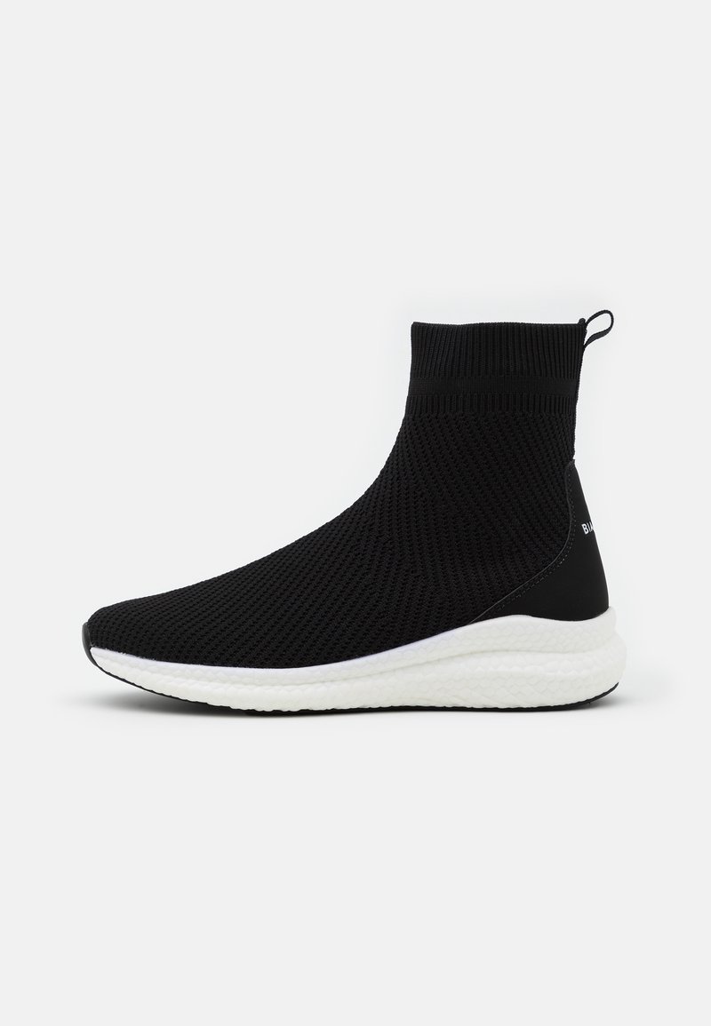 Schwarzer Knöchelsneaker aus Strick mit sockenähnlichem Design, weißer texturierter Zwischensohle und einer Schlaufe an der Ferse für ein einfaches An- und Ausziehen.