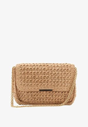 Bolso tejido beige con superficie texturizada, correa de cadena dorada y detalle metálico en el cierre delantero con solapa. Forma rectangular, tamaño compacto.