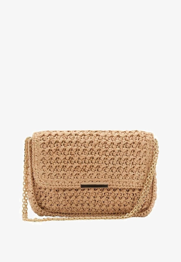 Sac à main tissé beige avec une surface texturée, une bandoulière chaîne dorée, et un accent métallique sur le rabat avant. Forme rectangulaire, taille compacte.