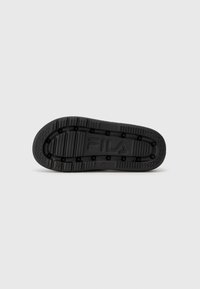 Fekete gumis sneakerszól, textúrált mintákkal, kör alakú tapadási pontokkal, és kiemelkedő "FILA" logóval. Lapos, masszív dizájnnal és sima felülettel.