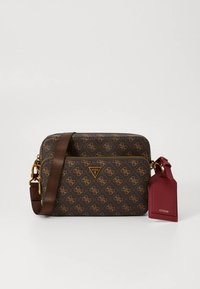 Smeđa torbica s uzorkom preko tijela, s pozlatnim detaljima, kožnim naglascima i odvojivom bordo priveskom za prtljagu. Dimenzije približno 25x18 cm.