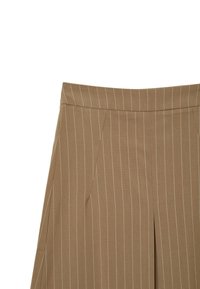 Pantaloni marrone a righe con una texture liscia, caratterizzati da una vita piatta e due tasche laterali. Le righe sono di un colore chiaro a contrasto.
