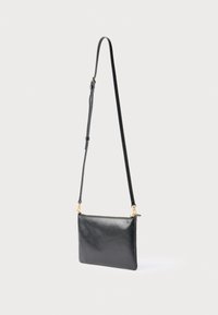 Mustast nahast risti kantav käekott ristkülikukujulise kujundusega, pehme tekstuuriga ja reguleeritava rihmaga. Omab kullatooni metallosi ja lukuga sulgemist.