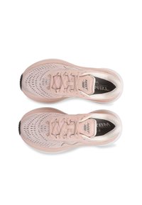Zapatillas de running de color rosa claro con parte superior de malla, diseño con cordones, detalles perforados y una suela acolchada, con un acento negro en la punta.