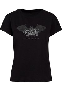 Juodas medvilninis T-shirt su grafiniu dizainu, kuriame yra šikšnosparniai ir užrašas "OZZY ORDINARY MAN" balta ir pilka spalvomis. Trumpomis rankovėmis ir apvaliu iškirpimu.