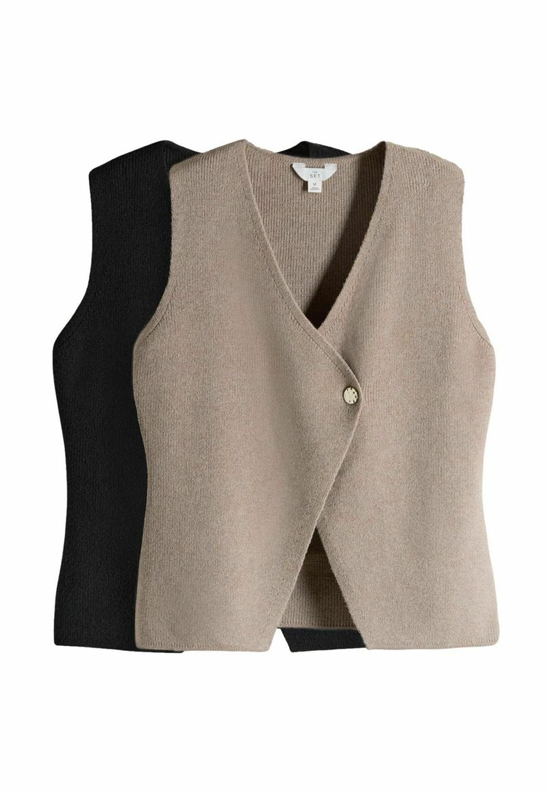 Due gilet senza maniche; uno beige, uno nero. Entrambi con scollo a V, tessuto morbido a maglia e un bottone sulla parte anteriore. Design semplice e classico.