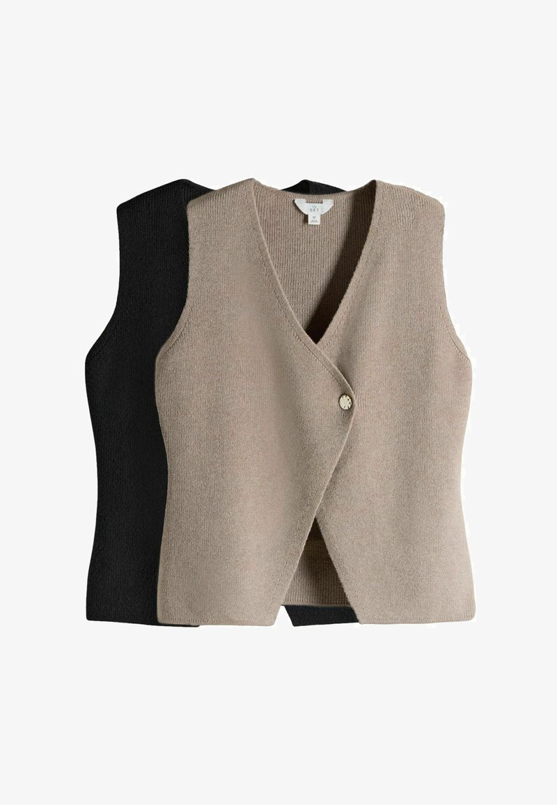 Due gilet senza maniche; uno beige, uno nero. Entrambi con scollo a V, tessuto morbido a maglia e un bottone sulla parte anteriore. Design semplice e classico.