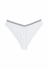 Białe koronkowe majtki z falbaniastym wykończeniem, z v-kształtnym wzorem oraz dekoracyjnym czarno-białym paskiem w talii. Miękka tekstura.