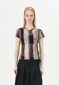 Permatomas trumpas rankovės viršus, puikuojantis spalvinga violetinė, žalia ir juoda „tie-dye“ raštu. Apvali apykaklė ir prigludusi siluetas.