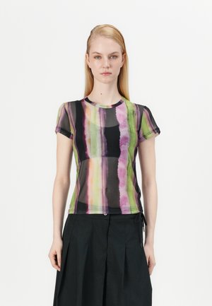 Priehľadný top s krátkym rukávom s farebným tie-dye vzorom v purpurovej, zelenej a čiernej farbe. Okrúhly výstrih a priliehavý strih.