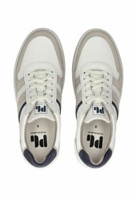 Hvide og grå sneakers med ruskindsdetaljer, der har snørebåndsdesign, rund tå og et logo indeni. Blød tekstur og lav profil.