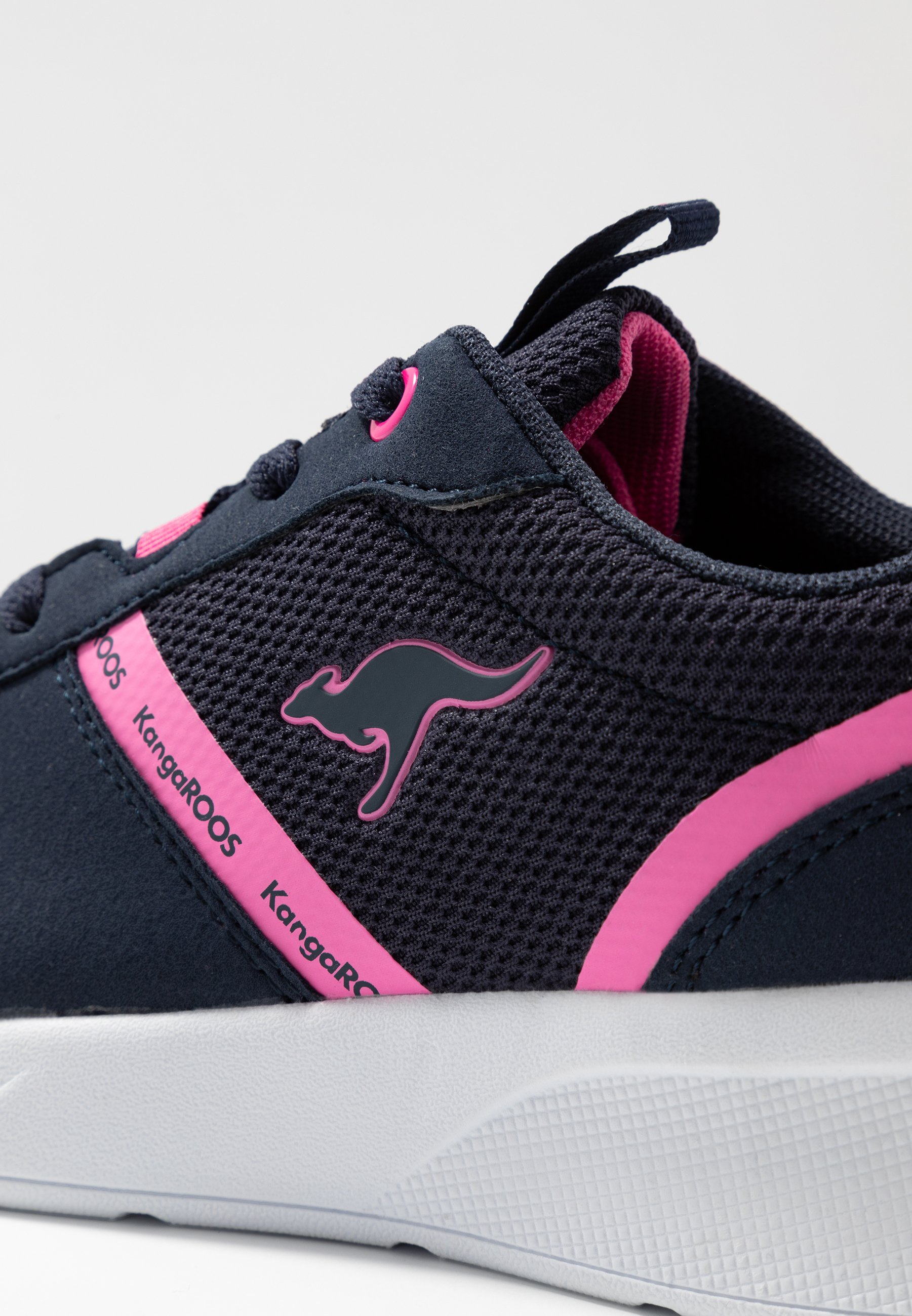 KangaROOS KF A VOGE Joggesko dark navydaisy pink KangaROOS KG NIMBLE Joggesko jet blacksteel grey