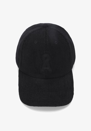 Schwarze Cordura-Baseballmütze mit strukturierter Oberfläche und gesticktem Logo auf der Vorderseite. Gebogener Schirm und verstellbarer Riemen hinten.