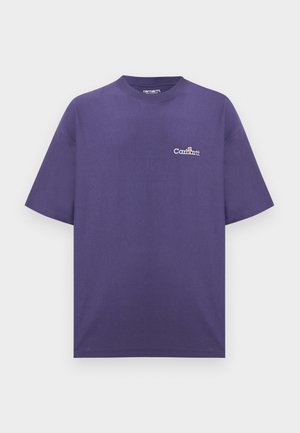 Tricou mov supradimensionat Carhartt cu mâneci scurte și logo mic alb pe pieptul stâng, pe un fundal simplu.