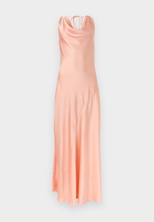 Mouwloze maxi-jurk van licht perzik satijn met draperiehalslijn en dunne bandjes die aan de achterkant zijn gestrikt, met een subtiel diagonaal naaddetail.