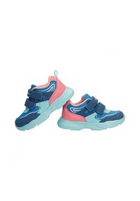 Blaue und pinke Sportschuhe mit Klettverschlüssen, die eine Mischung aus strukturiertem Stoff und glatten synthetischen Materialien, eine abgerundete Sohle und kontrastierende Akzente aufweisen.