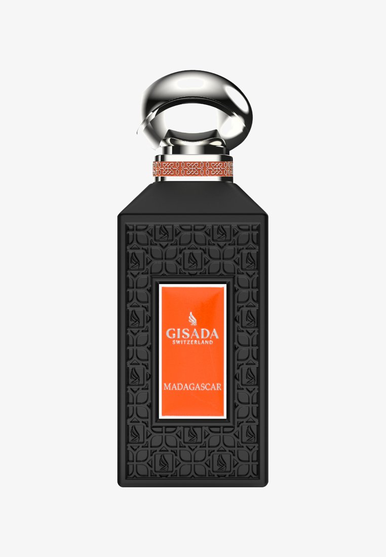 Schwarze, strukturierte Parfümflasche mit einem orangen Etikett mit der Aufschrift "Gisada Switzerland Madagascar" und einem silbernen, abgerundeten Deckel.