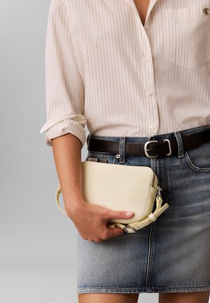 Calvin Klein, WEBBING 2X STRAP CAMERA BAG - Bolso de mano - green essence