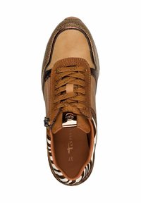 Sneaker marrone con una combinazione di texture, tra cui pelle liscia e un lato decorato. Ha una chiusura con lacci frontale e hardware dorato.
