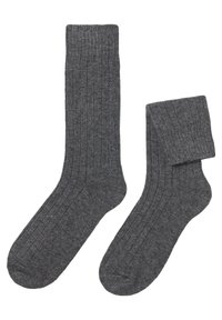 Mörkgrå ribbade strumpor med en texturerad yta, med standardlängd och elastiska muddar för en säker passform.