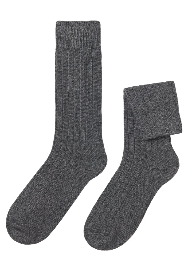 Mörkgrå ribbade strumpor med en texturerad yta, med standardlängd och elastiska muddar för en säker passform.