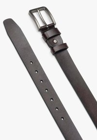 Bruine leren riem met een gestructureerd oppervlak, zilveren metalen gesp en vijf verstelbare gaatjes voor maatvoering. Gladde randen en minimale stiksels.