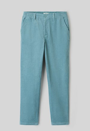 Pantalon en velours côtelé bleu clair, coupe slim, avec une taille élastique, des poches avant et une texture côtelée verticale.