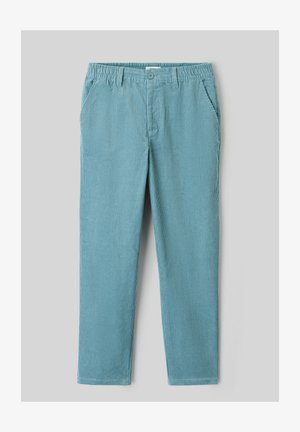 Pantalon en velours côtelé bleu clair, coupe slim, avec une taille élastique, des poches avant et une texture côtelée verticale.