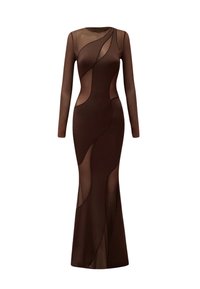 Braunes langärmliges Kleid mit transparenten Mesh-Panels, geschwungenen Ausschnitten, figurbetonter Silhouette und ausgestellt Rock. Glatte Textur mit Schichtung.