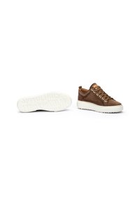 Zapatillas bajas de ante marrón con suela de goma blanca, que presentan ojales metálicos y cordones, y un cuello acolchado para mayor comodidad.