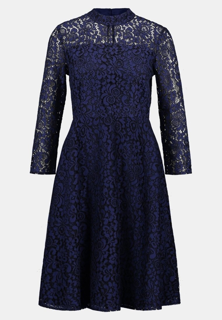 Robe en dentelle bleu marine avec manches longues, col montant et taille cintrée, ornée d’un motif floral en dentelle sur toute la surface.