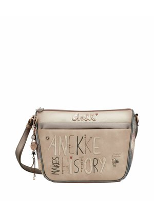 Beige Umhängetasche aus strukturierten Materialien. Verziert mit dem Schriftzug "Anekke Makes History" in dekorativen Buchstaben und Verzierungen. Verstellbarer Riemen.