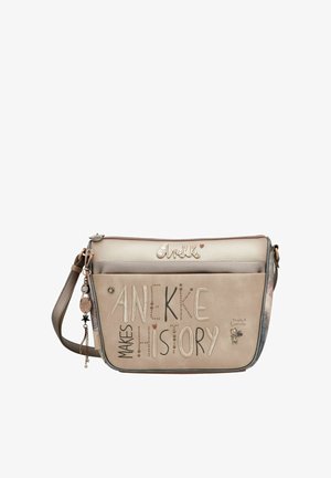Beige Umhängetasche aus strukturierten Materialien. Verziert mit dem Schriftzug "Anekke Makes History" in dekorativen Buchstaben und Verzierungen. Verstellbarer Riemen.