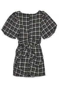 Robe à carreaux noir et blanc avec des manches bouffantes, un dos décolleté et des détails froncés à la taille pour une silhouette ajustée.