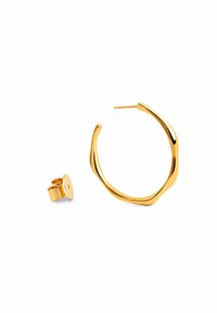 Orecchino a cerchio in oro con un design ondulato e una finitura lucida, accompagnato da un piccolo pezzo di supporto circolare per una chiusura sicura.