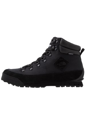 Czarny, średni wysokiego buty trekkingowe z wytrzymałym bieżnikiem, metalowymi oczkami na sznurówki, wyściełanym kołnierzem oraz wodoodporną etykietą HydroSeal po boku.