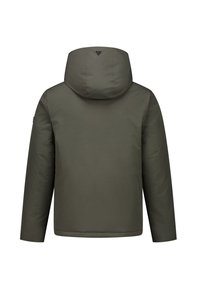 Olijfgroene geïsoleerde jas met een capuchon, gladde textuur en strak ontwerp. Kenmerken zijn onder andere een hoge kraag en minimale stikdetails.