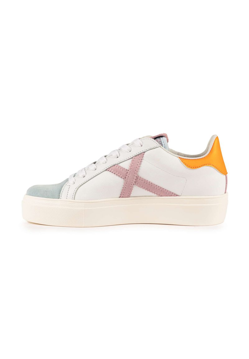 Sneaker bianca con accenti rosa e arancioni, materiali in suede e pelle, punta arrotondata, suola spessa bianca e logo laterale in rosa.