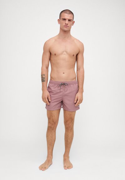 Shorts de bain pour hommes en tissu rose clair, dotés d'une taille élastique avec cordon de serrage, de poches latérales et d'un petit logo.