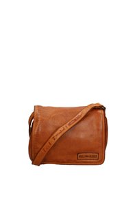 Borsa a tracolla in pelle marrone con finitura testurizzata, dotata di una patta frontale, una tracolla regolabile e un logo sul davanti.