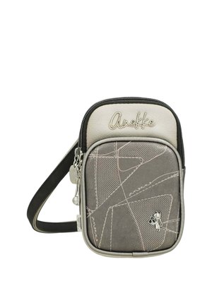 Piccola borsa a tracolla grigia e beige con motivi a linee astratte, logo "Anekke" e un piccolo ciondolo a forma di gatto sulla cerniera della tasca anteriore.