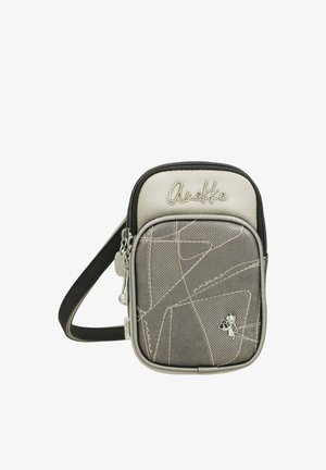 Kleine graue und beige Umhängetasche mit abstrakten Linienmustern, "Anekke"-Logo und einem kleinen Katzenanhänger am Reißverschluss der Vordertasche.