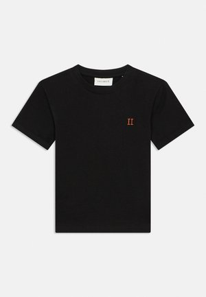 Svart t-skjorte med korte ermer og rund hals med liten oransje romertall II brodert på venstre bryst, merket LES DEUX inni kragen.