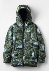 Chaqueta acolchada de camuflaje verde con gráficos de montañas y bosques azules, que cuenta con capucha, bolsillos frontales y cierres de botones a presión.